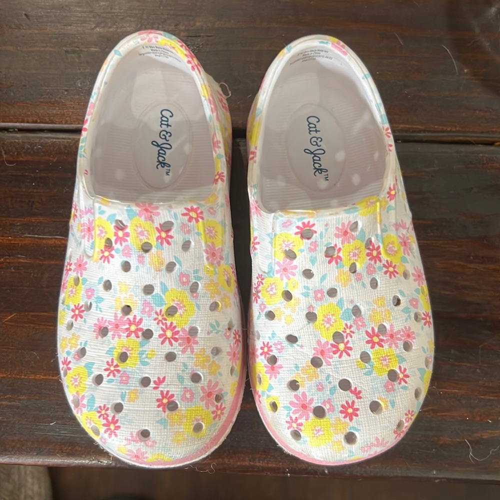 Cat & Jack floral croc style sneakers sz 6